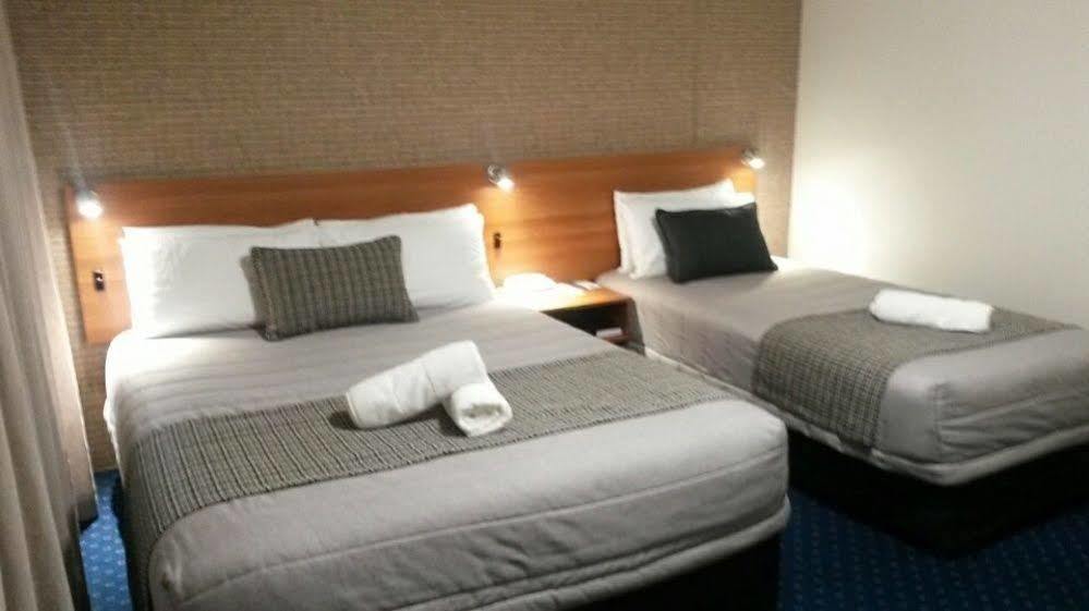 Ventura Inn & Suites Hamilton Extérieur photo