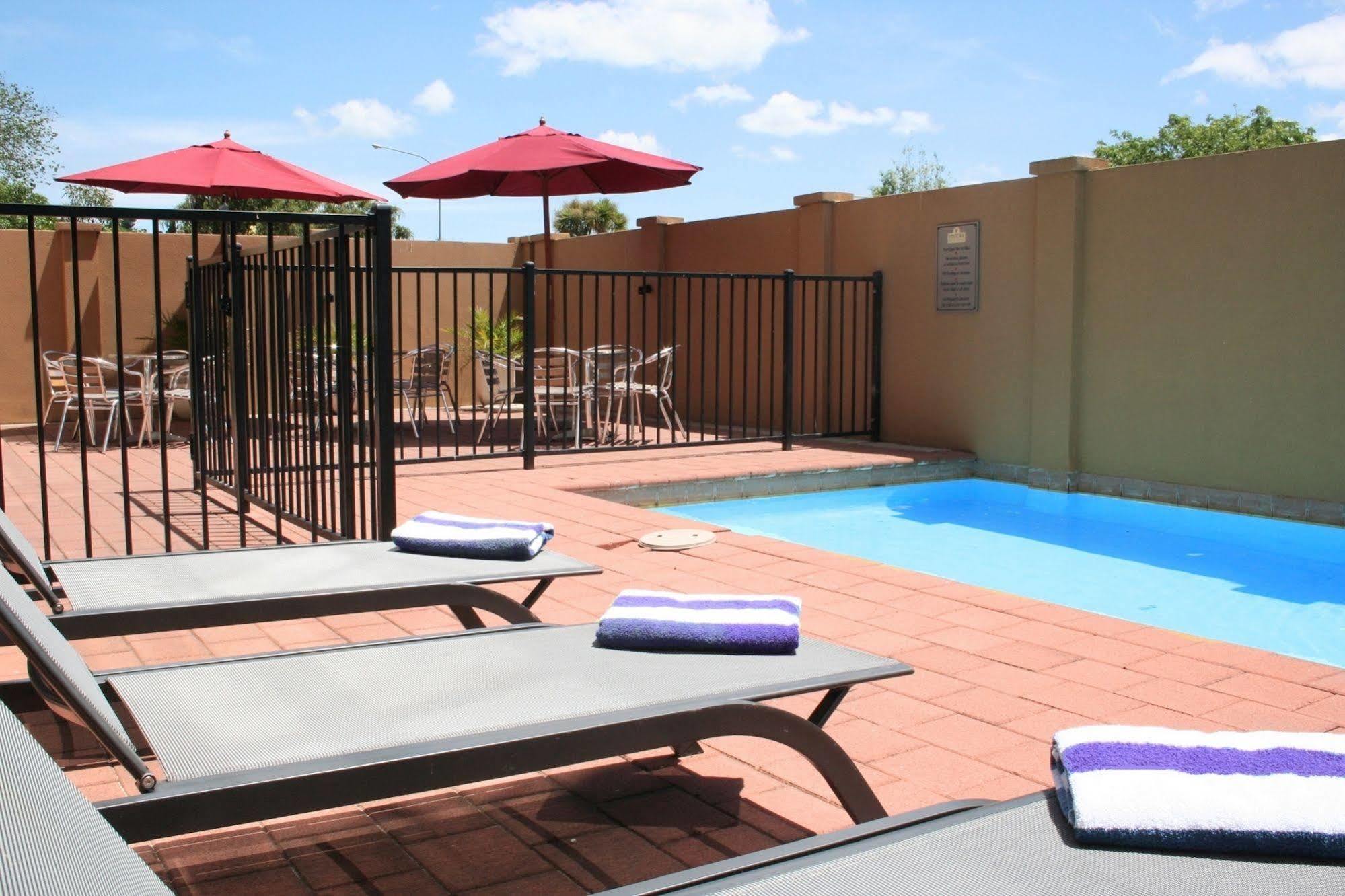 Ventura Inn & Suites Hamilton Extérieur photo